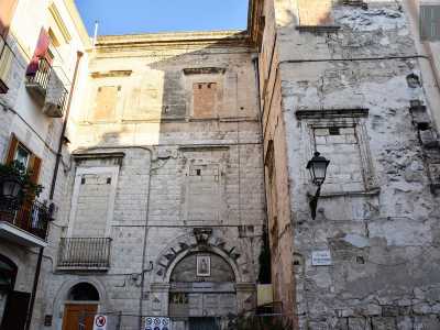 Eppure il palazzo � ormai da anni abbandonato: presenta gli accessi quasi tutti murati ed � stato dichiarato inagibile negli anni 80, anche se attualmente al suo interno sono in corso dei lavori (Foto di Gennaro Gargiulo)